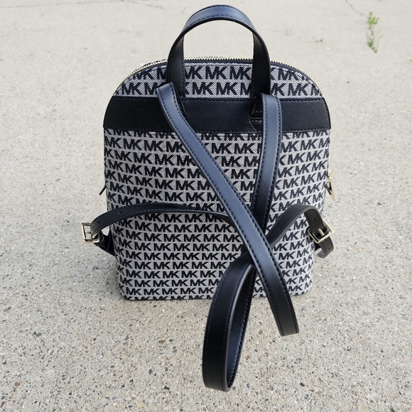 New Michael Kors Cindy backpack medium - Picture 6 of 14